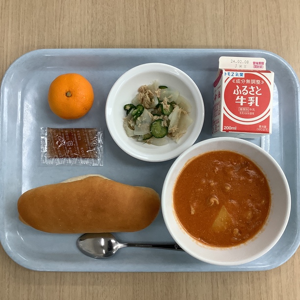 牛乳 コッペパン いちごジャム ツナサラダ トマトシチュー みかん